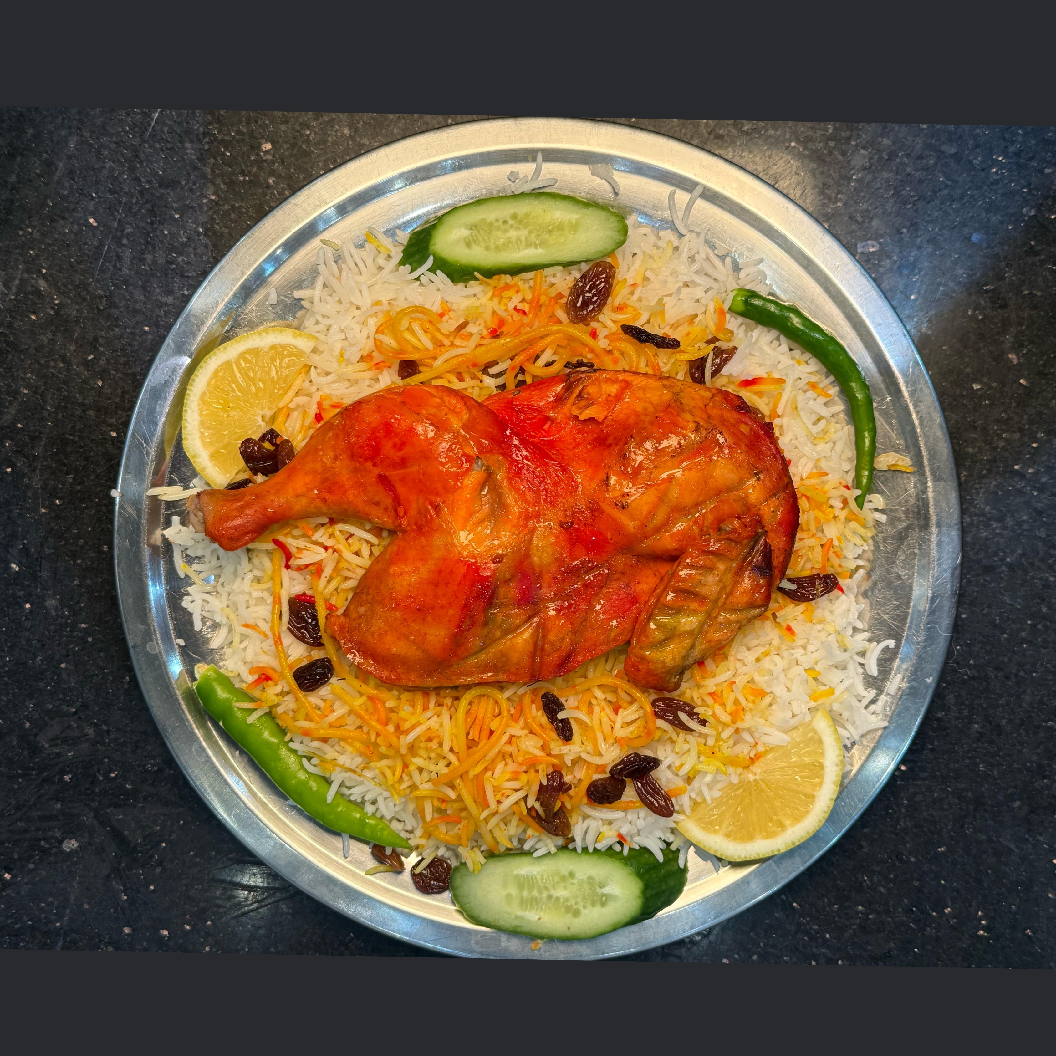 نص دجاج مندي مع رز شعبي