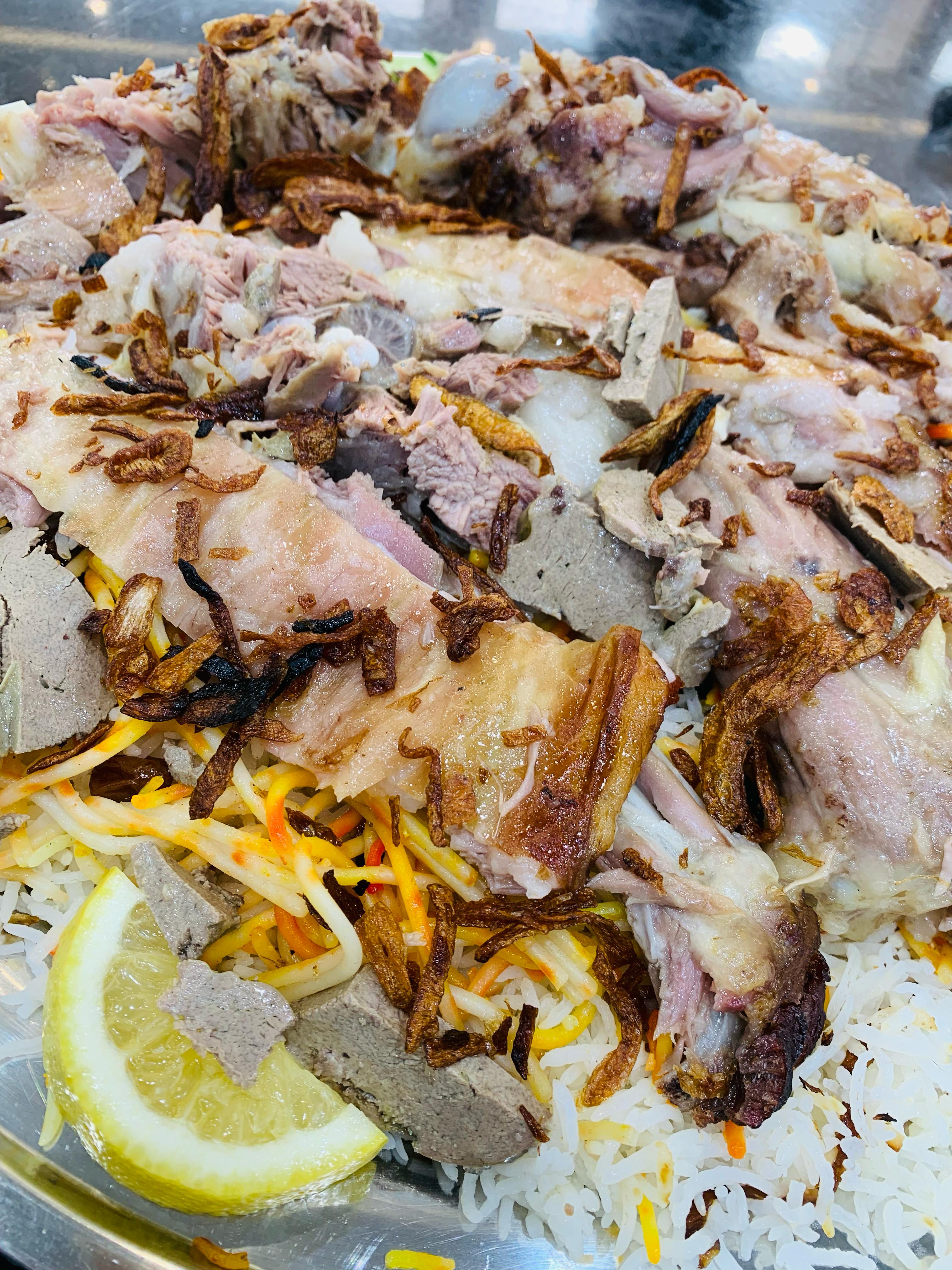 نص تيس مع رز شعبي